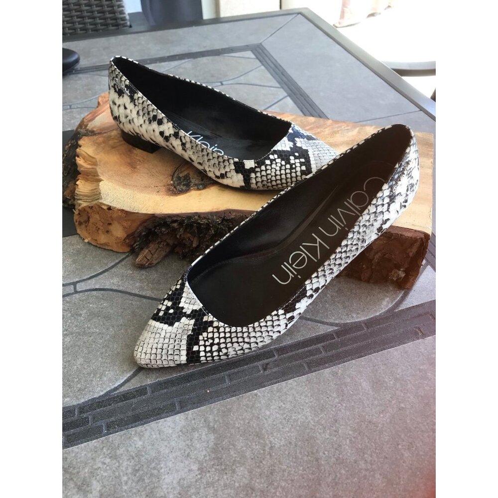 Calvin Klein Womens Black & White Snakeskin pattern Flat Shoes Size 8
